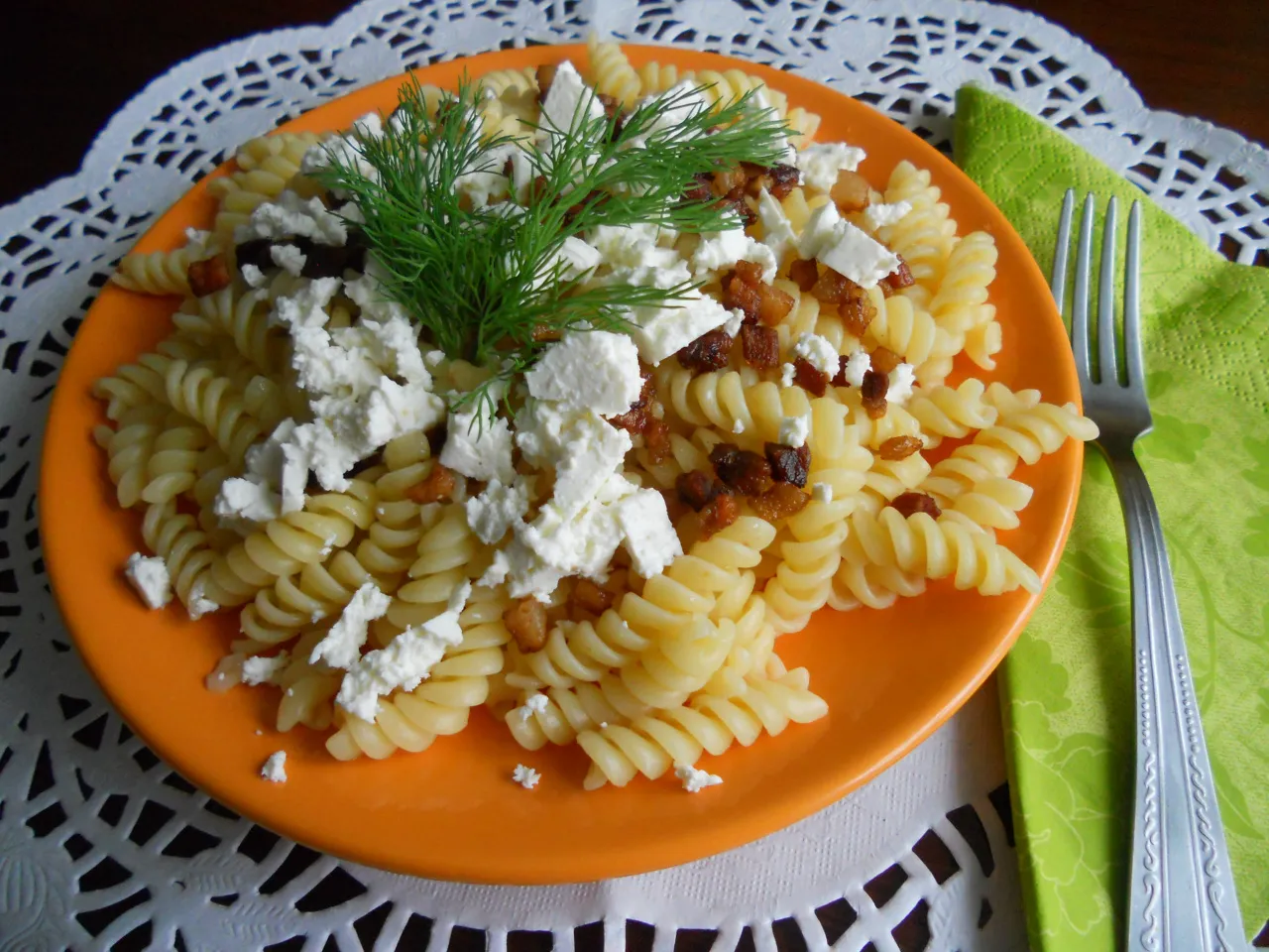 gotowy makaron z serem i skwarkami