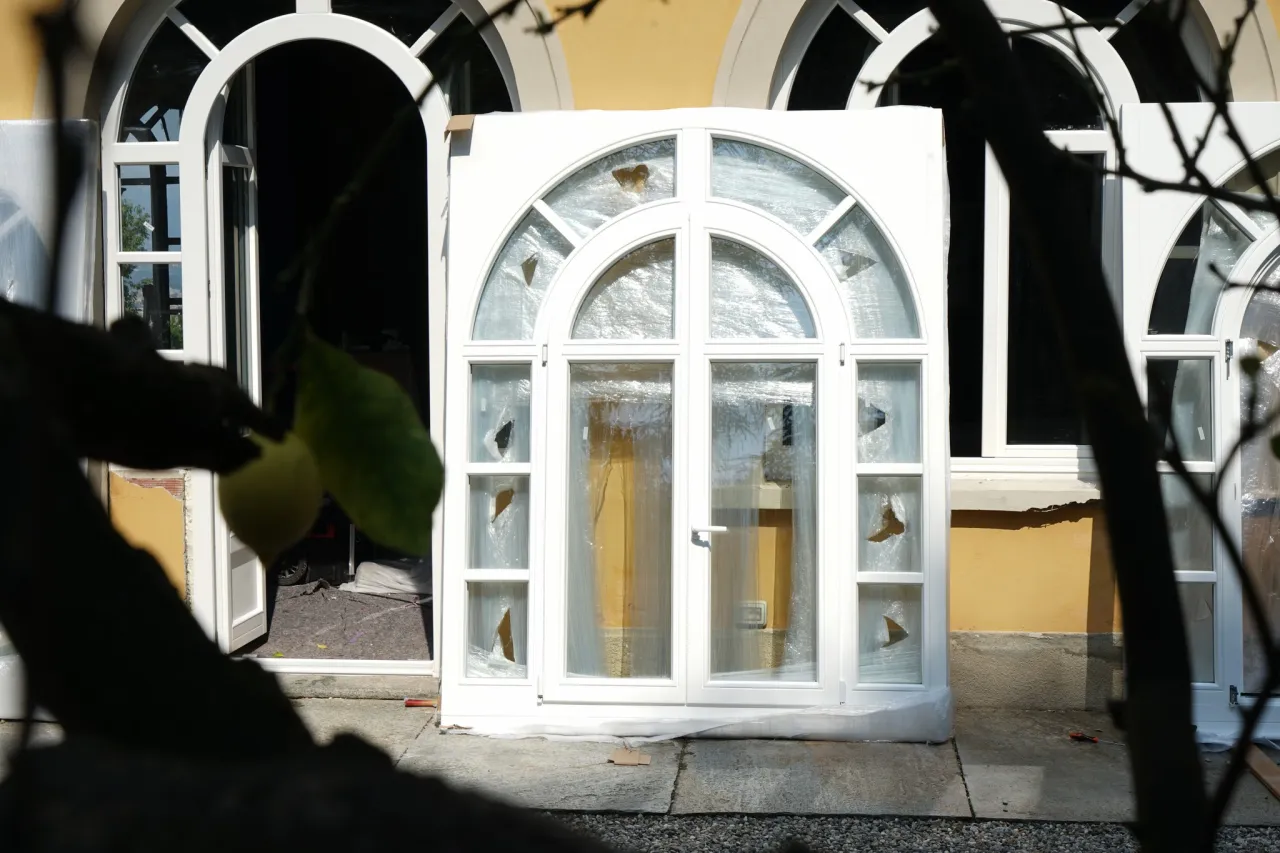 stare okna na śmietniku kontra prawidłowa utylizacja