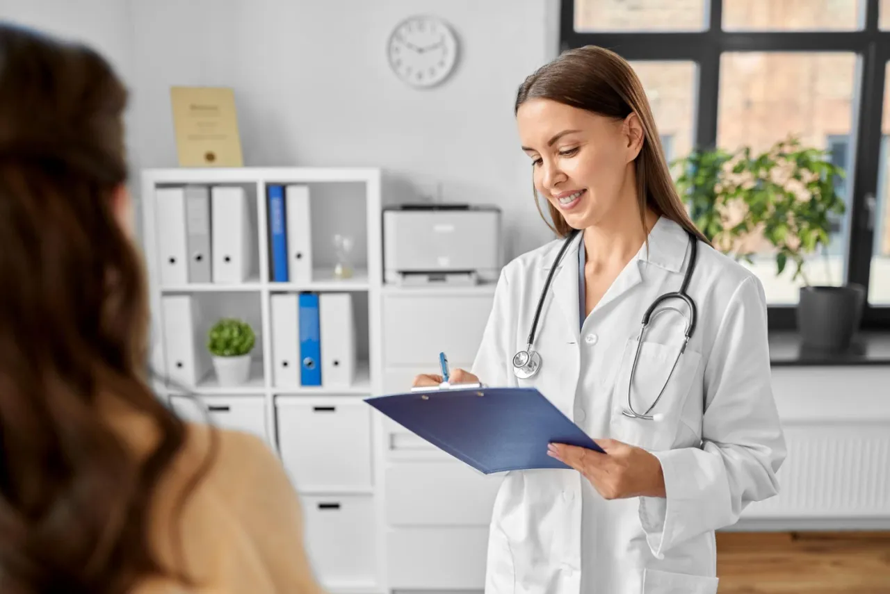 Konsultacja lekarza i pacjenta na temat lek&oacute;w i prowadzenia pojazdu