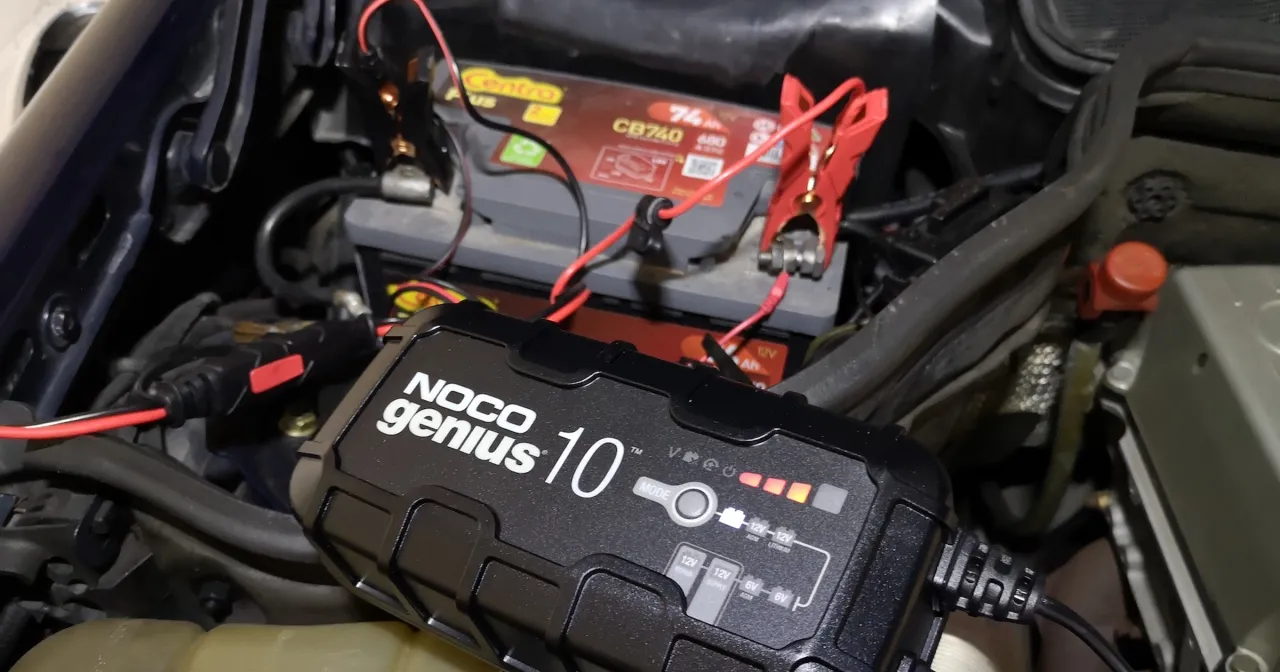 Rozładowany akumulator w samochodzie zima