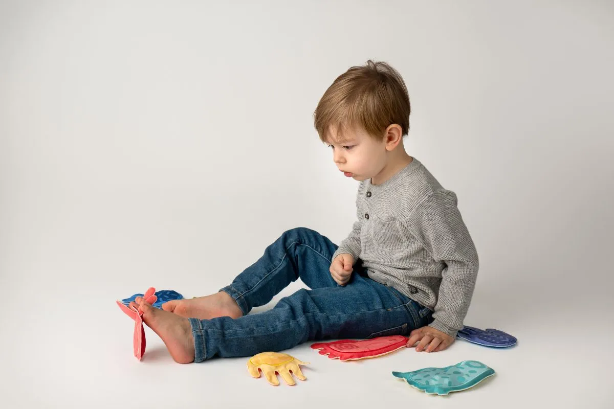 dziecko chodzące po puzzlach sensorycznych