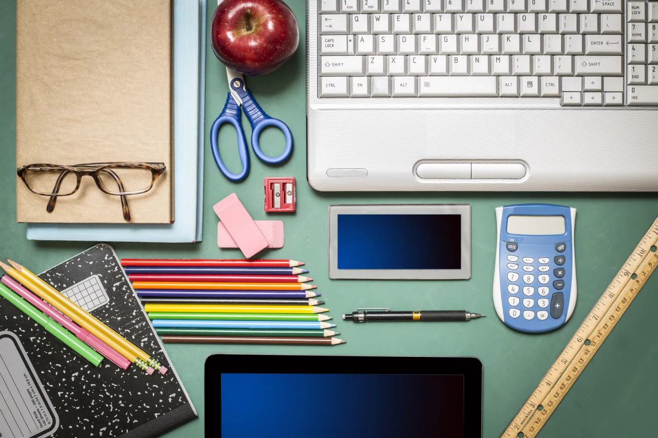przybory szkolne książki komputer
