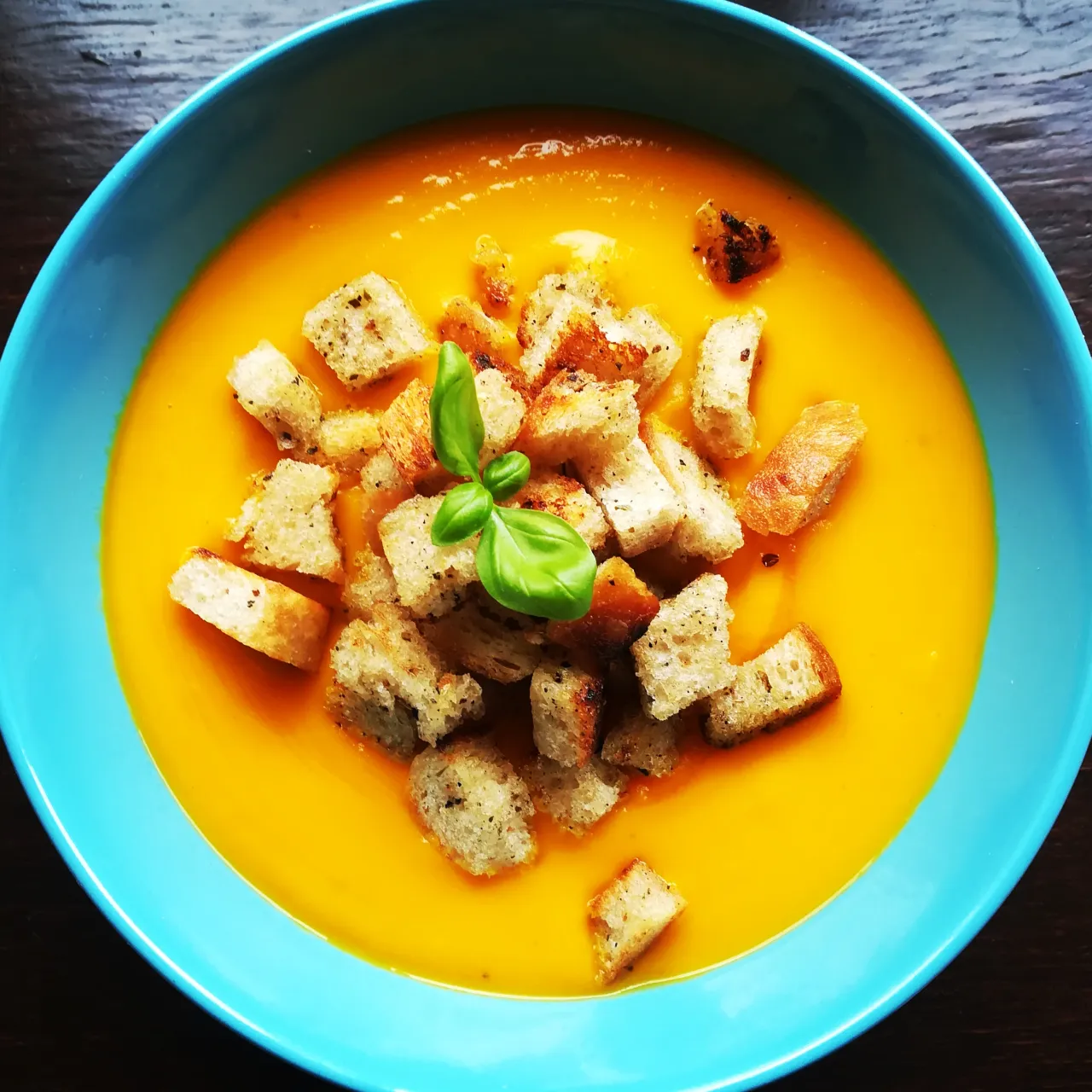 zupa dyniowa z grzankami i pestkami