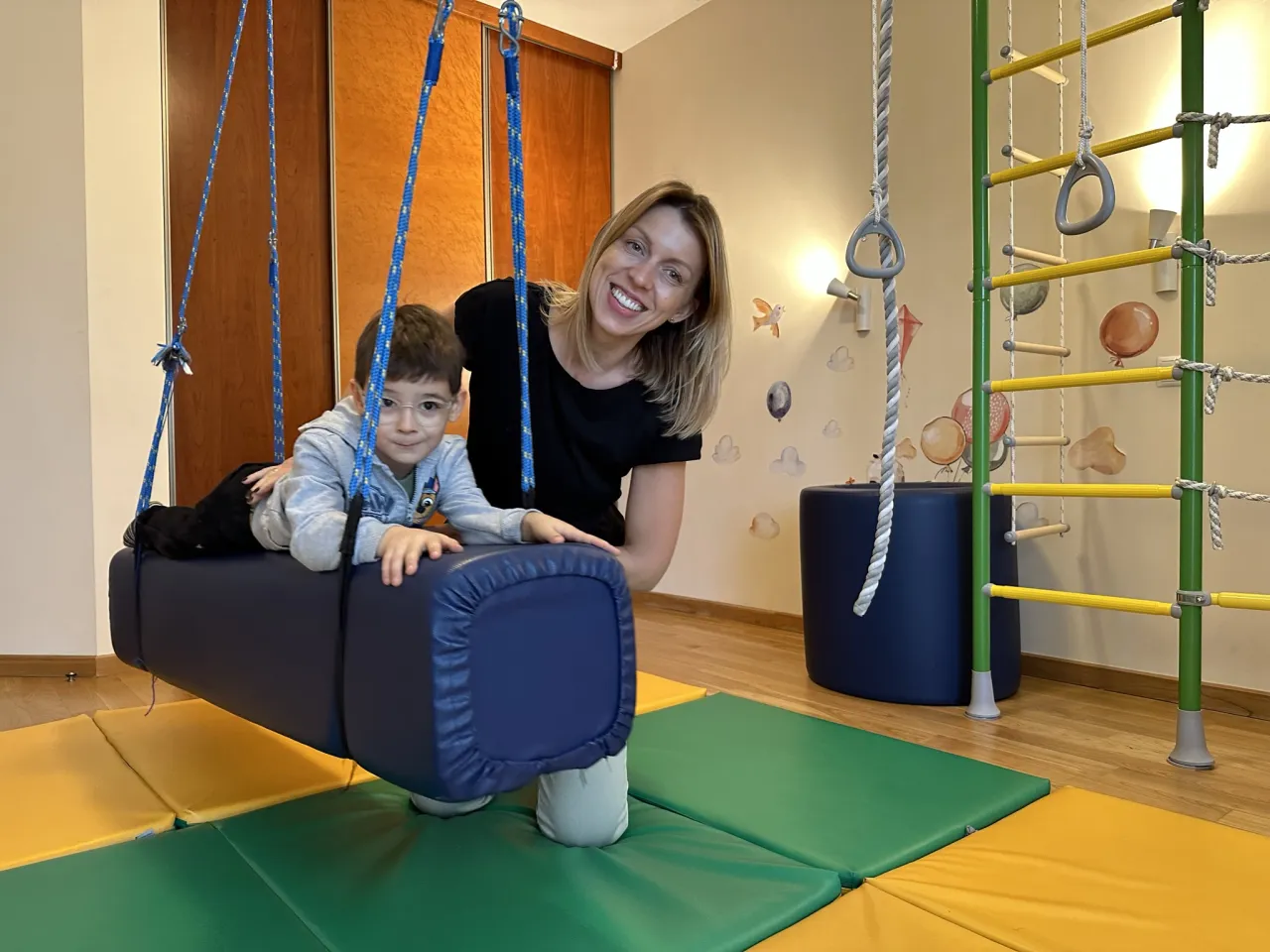 Rodzic z dzieckiem z ADHD tworzący plan dnia z piktogramami