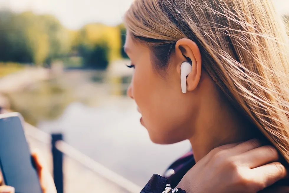 uszkodzenie słuchu słuchawki douszne