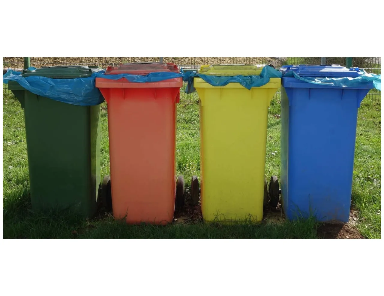 Folia bąbelkowa w ż&oacute;łtym pojemniku na śmieci