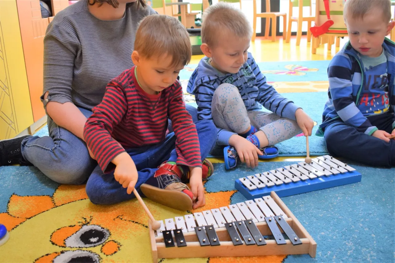 dzieci grają na instrumentach muzycznych