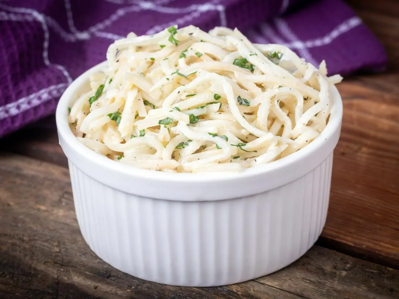 Pyszna surówka z selera, idealna do obiadu. Prosty przepis na to, jak zrobić surówkę z selera, który zachwyci każdego.