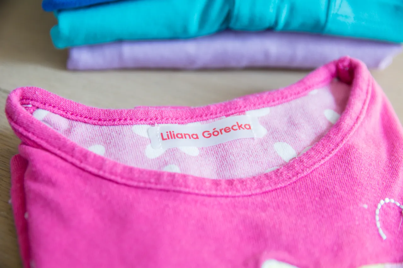 dziecko w przedszkolu z podpisanymi ubraniami