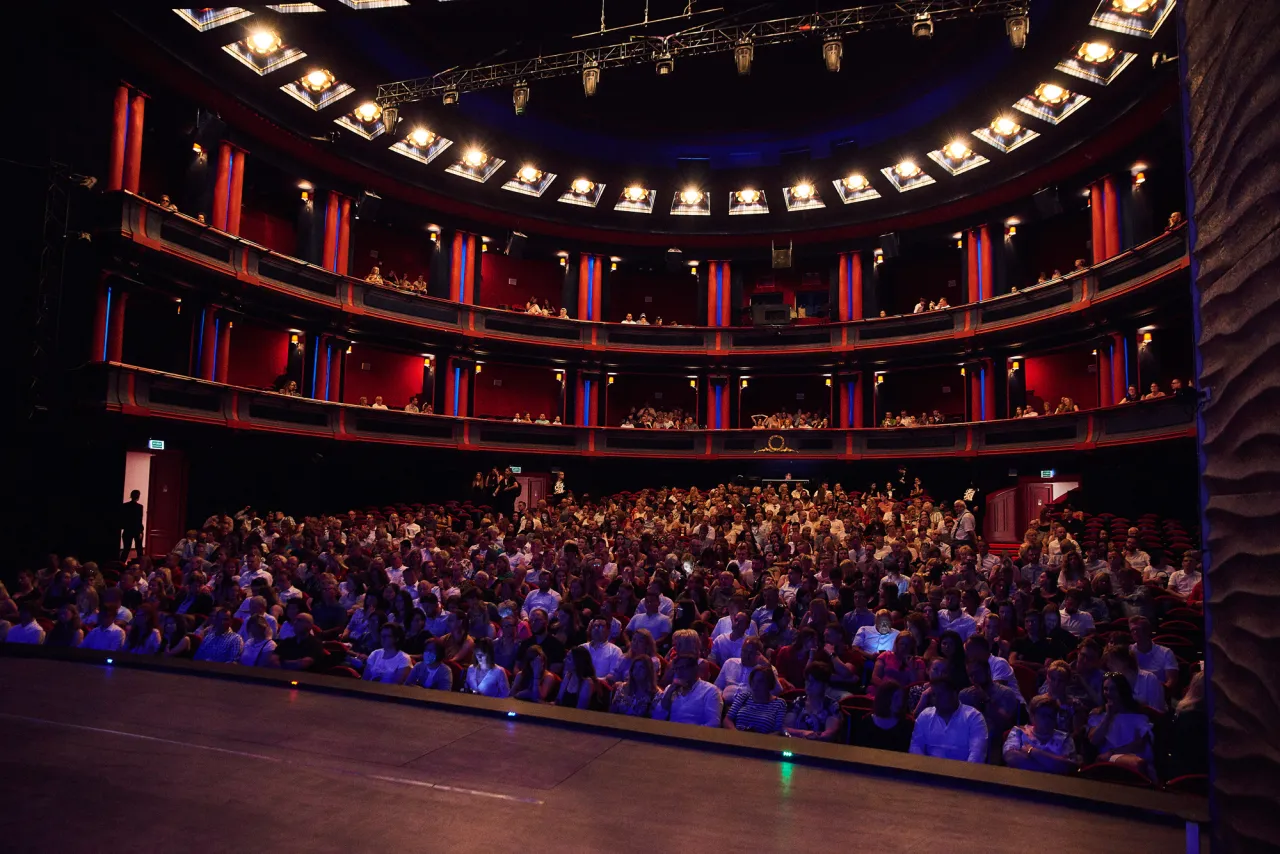 Widownia teatru Roma przed spektaklem. Ile trwa Aida? Czekamy na rozpoczęcie!