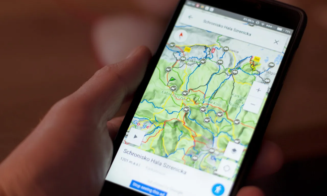 Mapa szlaków górskich i telefon z rezerwacją schroniska