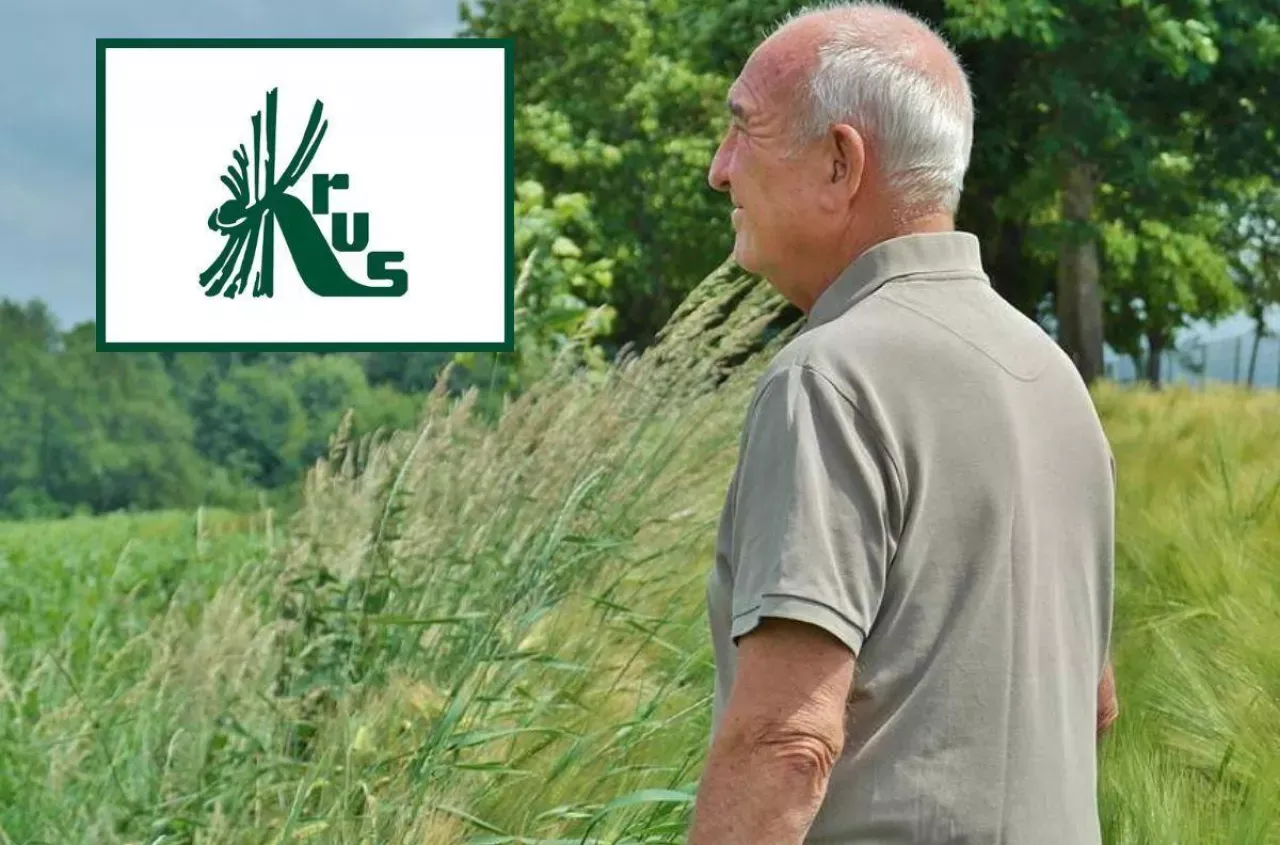 Starszy rolnik na tle pola. Logo KRUS. Czy wiesz, ile wynosi emerytura rolnicza?