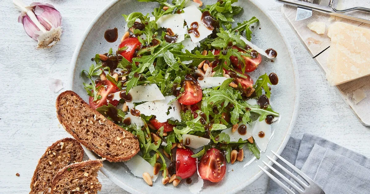 Rucola Salat mit Parmesan und Kirschtomaten