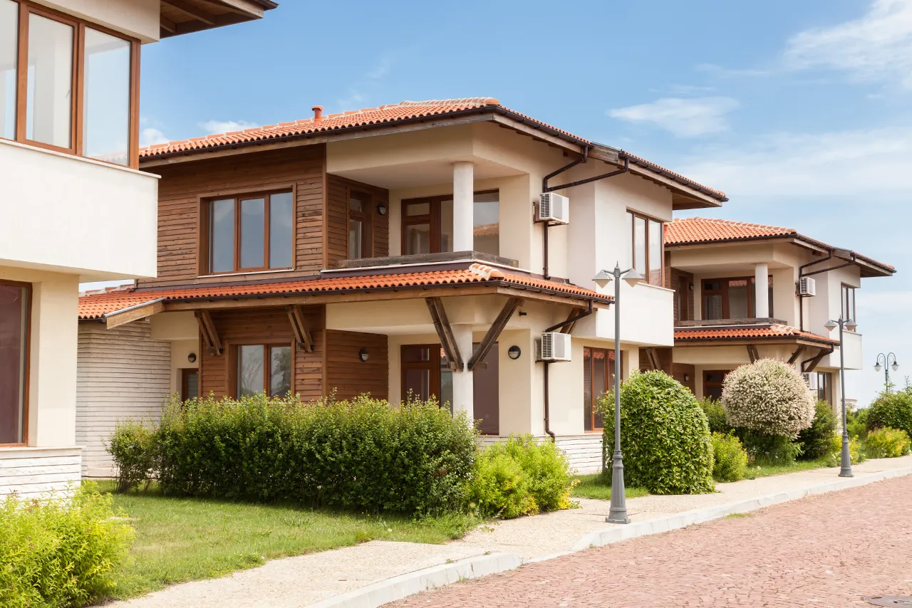 elewacja domu czerwony dach białe okna klasyczne kolory