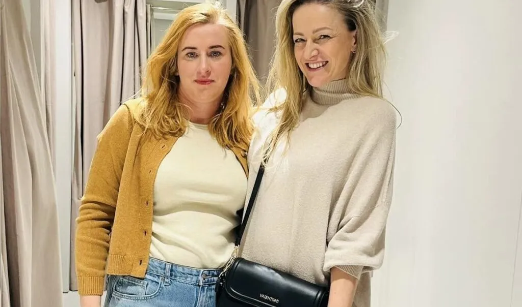 kobieta przeglądająca szafę, ubrania, frustracja