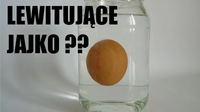 tęczowa wieża w szklance, jajko pływające w słonej wodzie