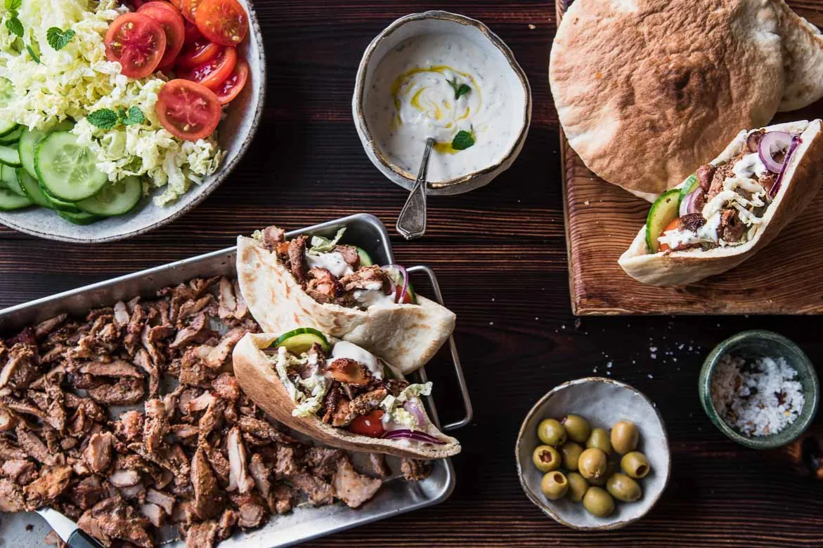 różne rodzaje mięsa na kebab grill