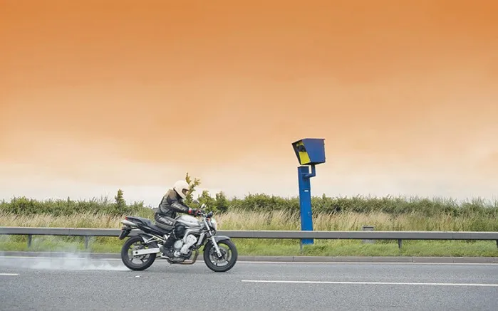 Motocyklista z fotoradarem