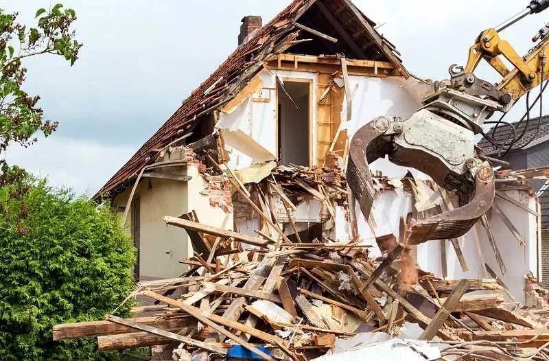 Zdjęcie Ile kosztuje rozbiórka budynku? Sprawdź, by uniknąć wysokich wydatków