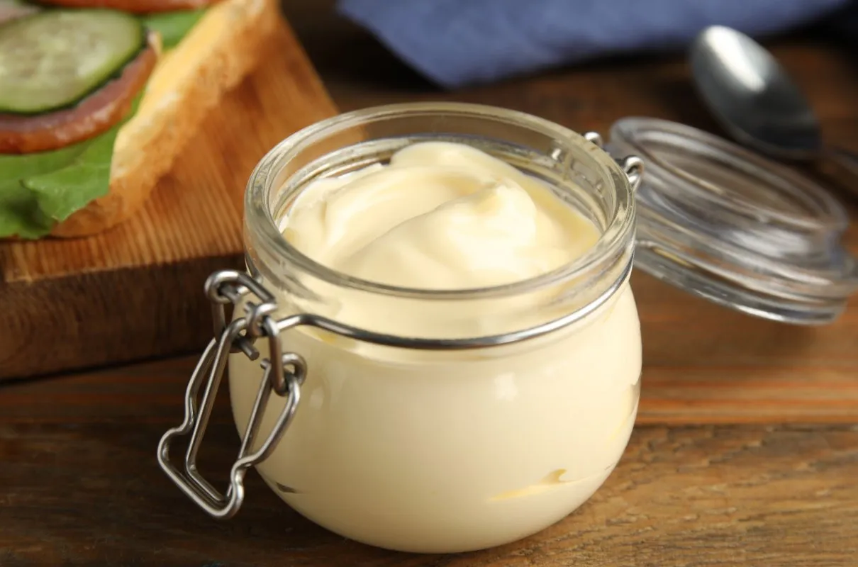 różne bazy do sosu czosnkowego jogurt majonez śmietana