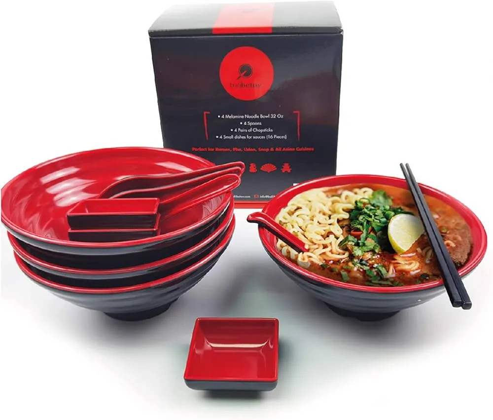 Różne dodatki do ramenu w miseczkach