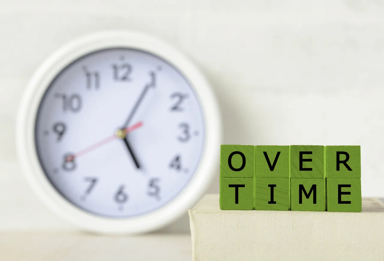 zegar i pieniądze, godziny nadliczbowe