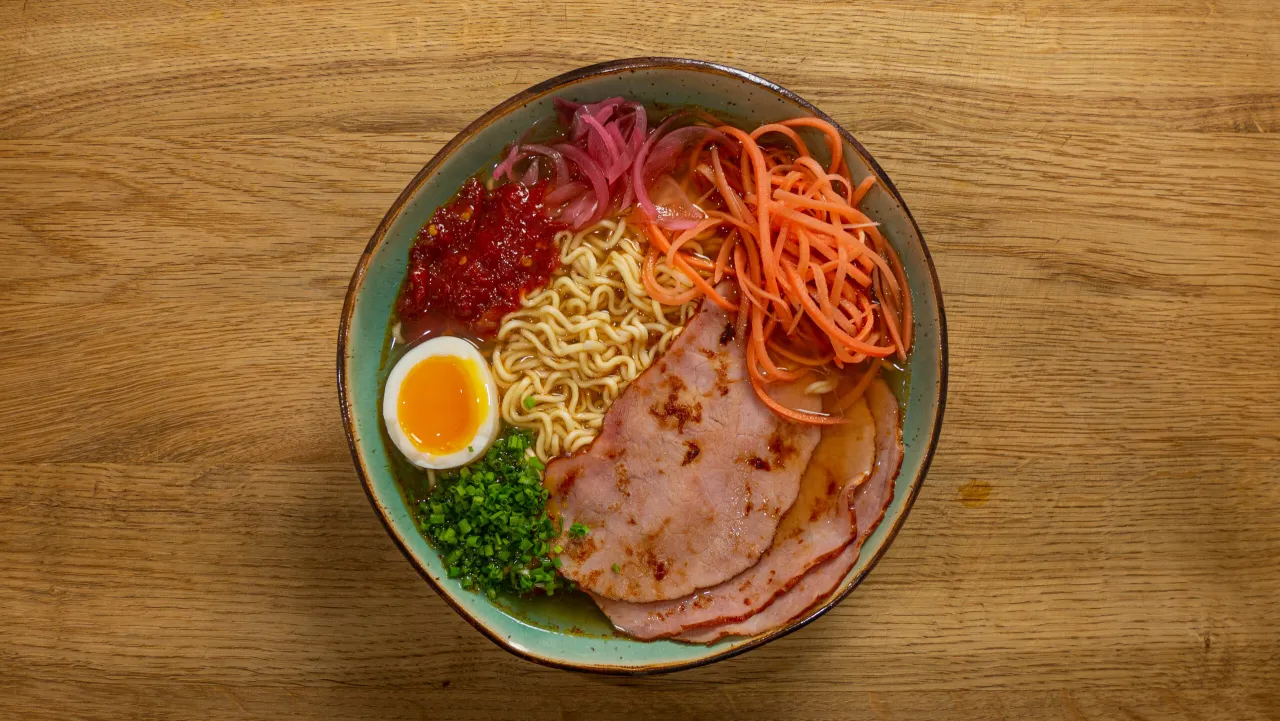 ramen z zupki chińskiej składniki dodatki