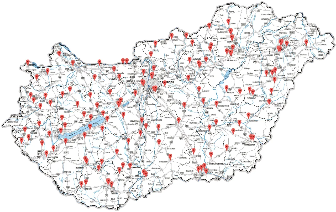 Mapa Węgier z zaznaczonymi czerwonymi pinezkami miastami. To może być pomocne przy planowaniu noclegu tranzytowego, co to znaczy - kr&oacute;tkiego postoju w podr&oacute;ży.