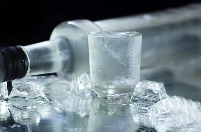 Pęknięte szklane naczynie w zamrażarce