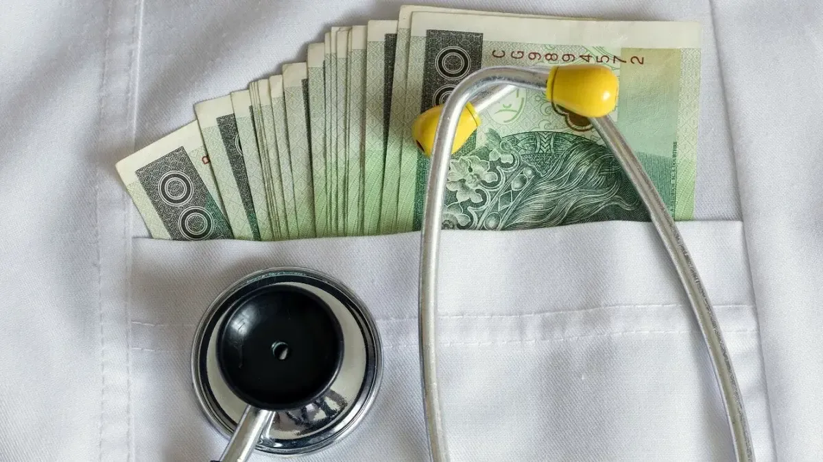 Por&oacute;wnanie zarobk&oacute;w neurolog&oacute;w sektor publiczny prywatny