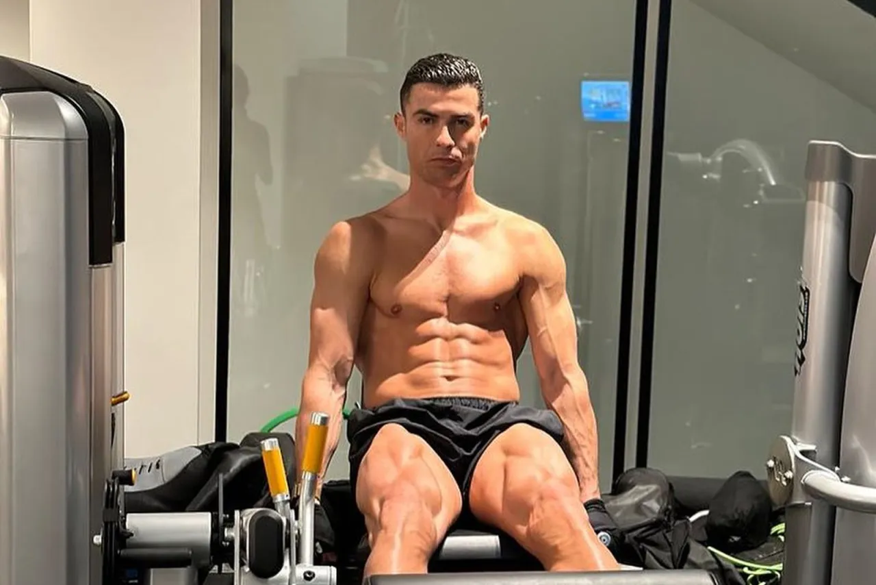 Cristiano Ronaldo w świetnej formie, mimo swojego wieku, trenuje na siłowni.