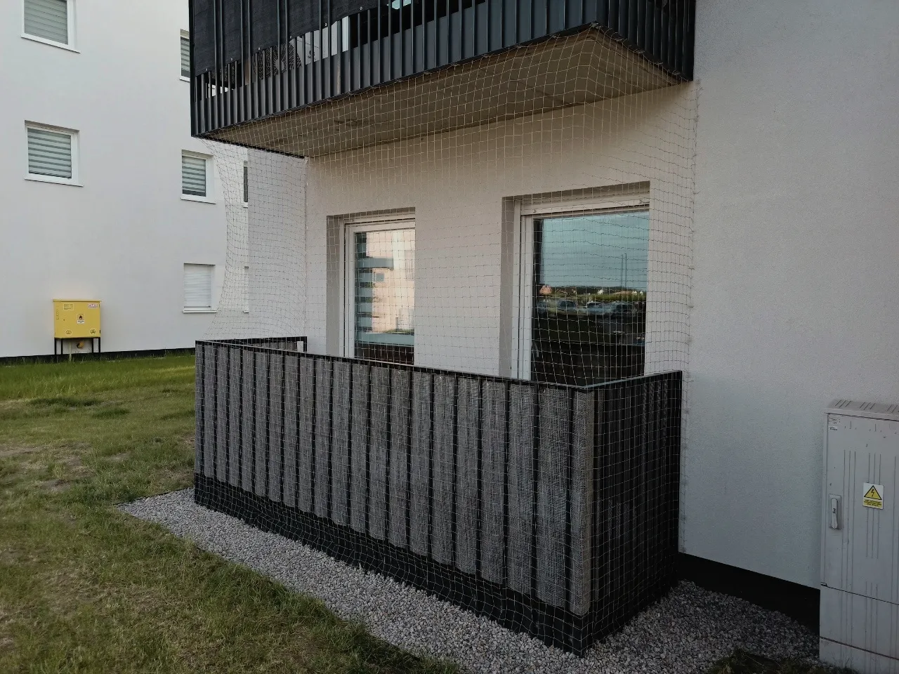 różne rodzaje zabezpieczeń balkonu przed ptakami