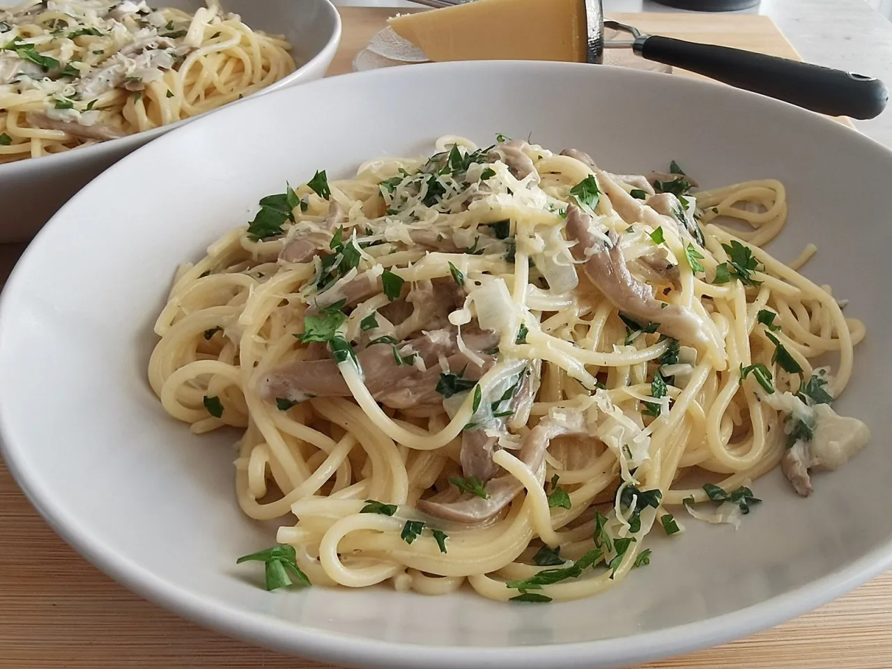 makaron z sosem grzybowym i natką pietruszki