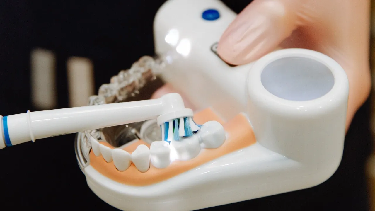 prawidłowa technika mycia zębów szczoteczką soniczną