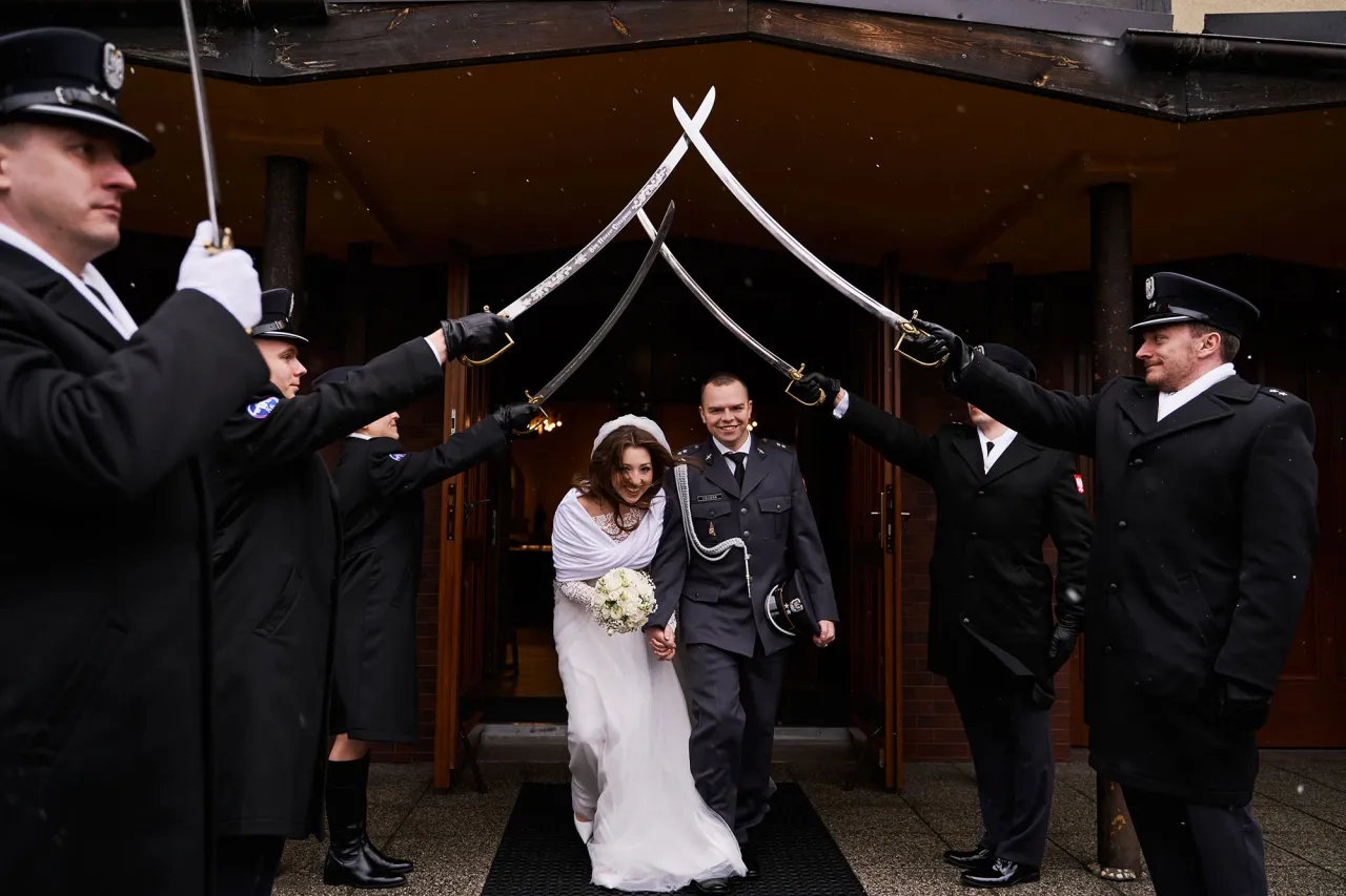 para młoda przeglądająca portfolio fotografa