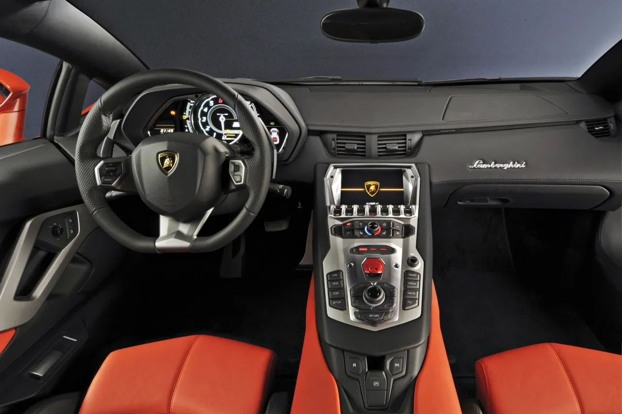 Wnętrze Lamborghini Aventador z pomarańczowymi fotelami. Zastanawiasz się, ile pali Lamborghini Aventador?