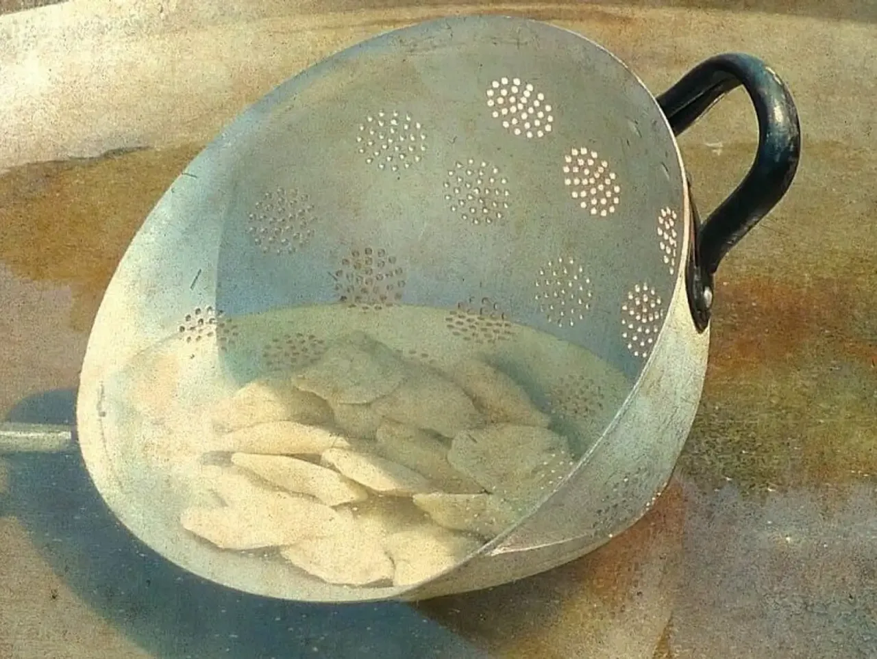 garnek z wrzącą wodą i pierogami