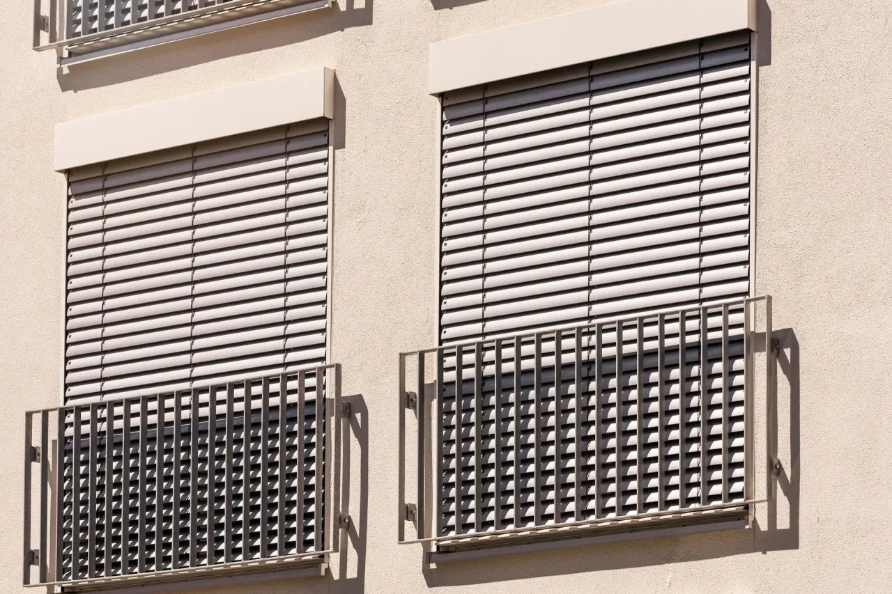 odtłuszczanie ramy okiennej przed montażem rolet