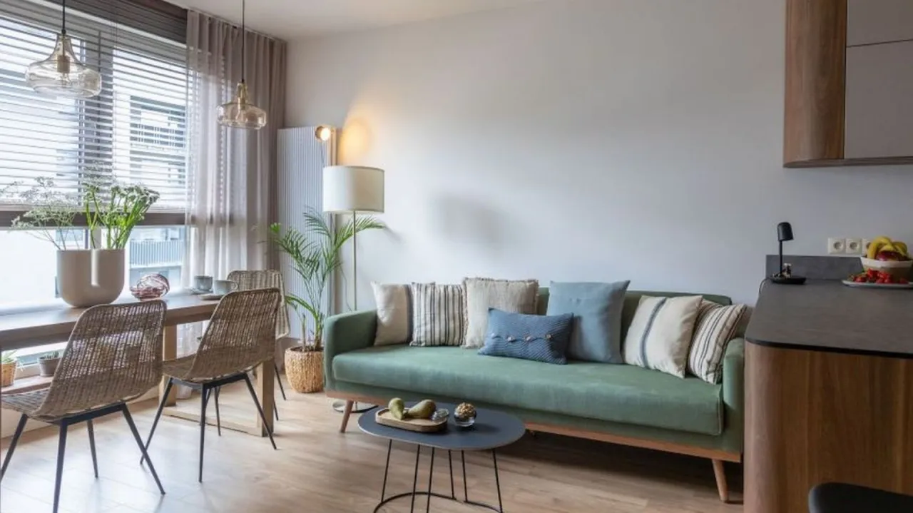 Jasny salon w bloku z akcentem kolorystycznym