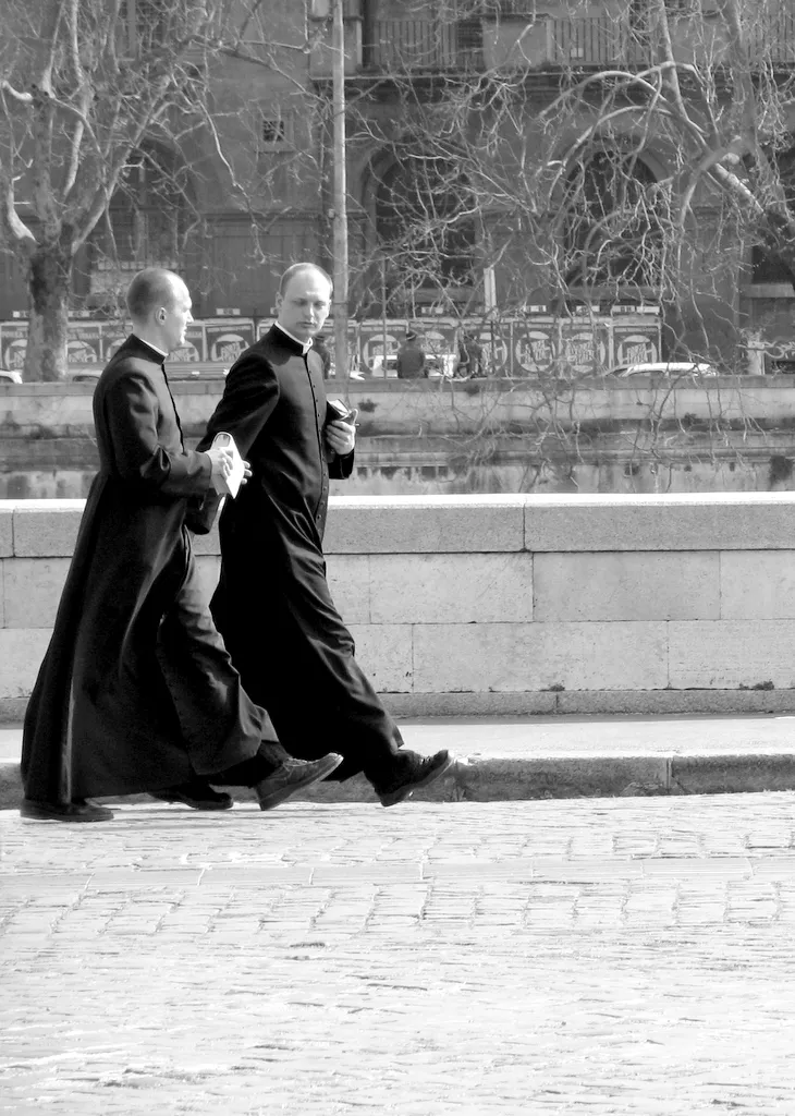 Zdjęcie Młody ksiądz jak się nazywa? Poznaj ważne terminy i role w Kościele