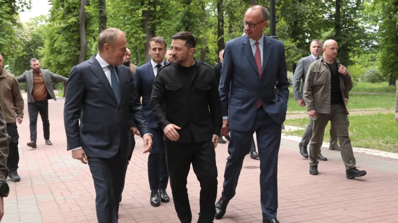 Zdjęcie Nowy mod trendy: Ukraińcy połączyli siły z Polakiem, Litwinem i Czechem.
