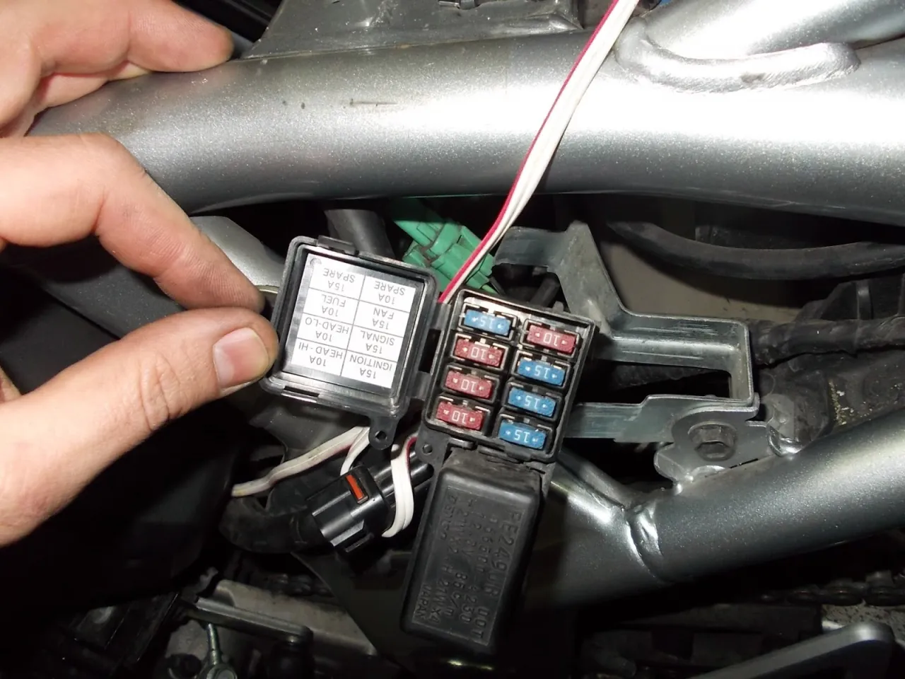 Zdjęcie Gdzie są bezpieczniki w Suzuki SX4 i jak uniknąć problemów elektrycznych