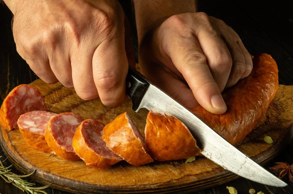 Zdjęcie Ile kiełbasy wyjdzie z 5 kg mięsa? Sprawdź, co wpływa na wagę