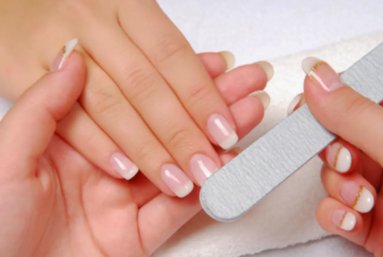 Zdjęcie Co to jest manicure? Definicja, rodzaje i korzyści dla Twoich paznokci