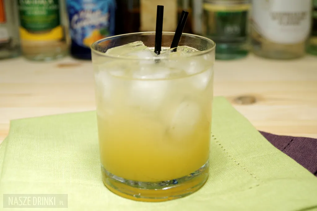 Zdjęcie Pyszne drinki z sokiem ananasowym i wódką, które musisz spróbować