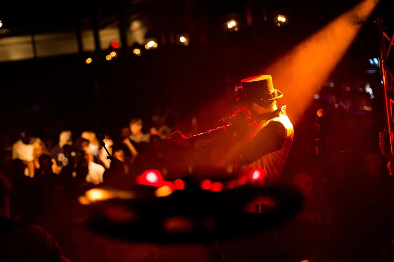 Zdjęcie Muzyka konkretna i elektroniczna: Zrozum ich wpływ na współczesność