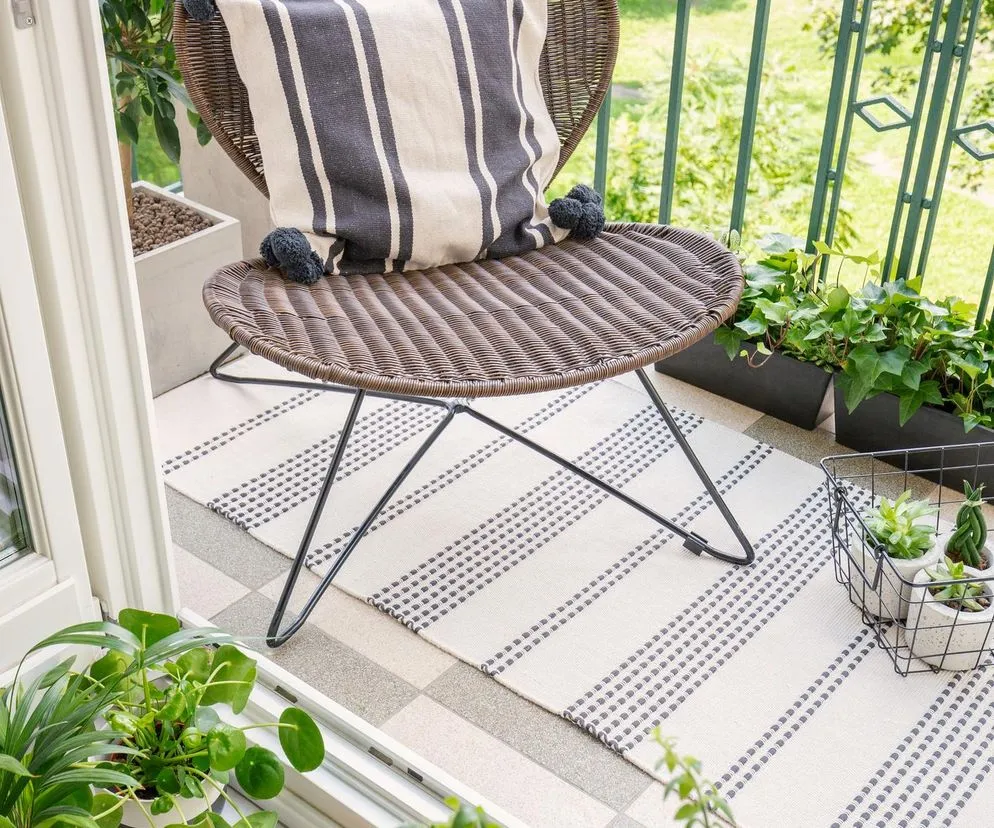 Zdjęcie Jak urządzić mały wąski balkon w bloku - praktyczne inspiracje i porady