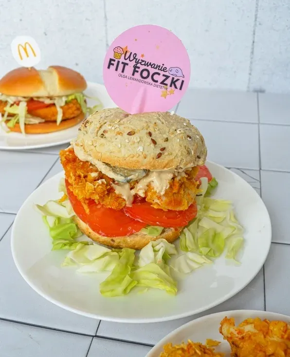 Zdjęcie Ile kcal ma burger z kurczakiem? Zaskakujące różnice w kaloriach