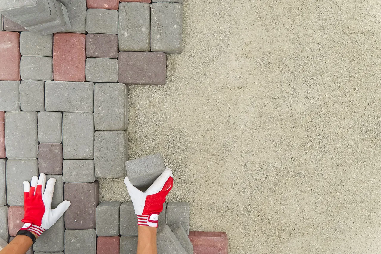 Zdjęcie Jak ułożyć kostkę brukową na podjeździe - uniknij najczęstszych błędów