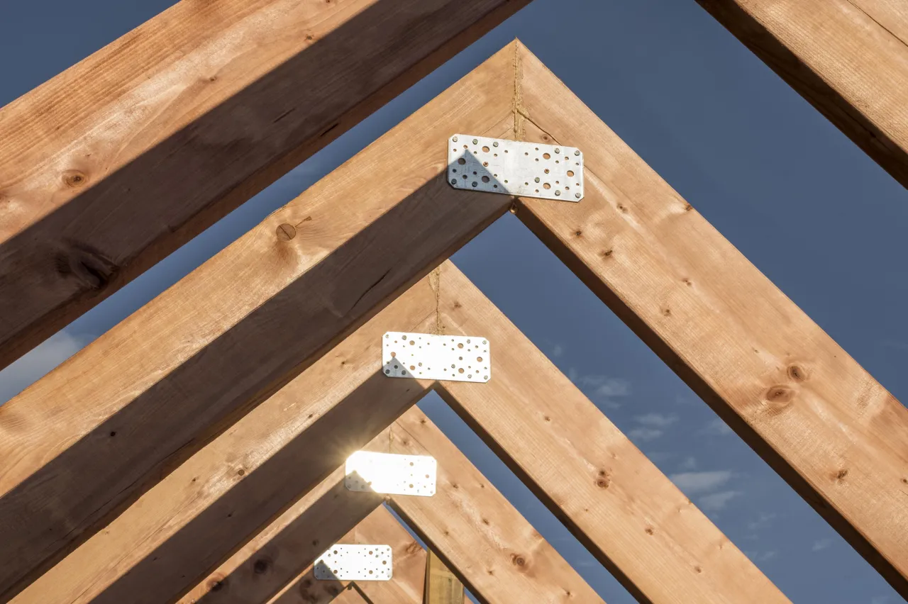 Zdjęcie Jakie krokwie pod dachówkę? Kluczowe wymiary dla stabilności dachu